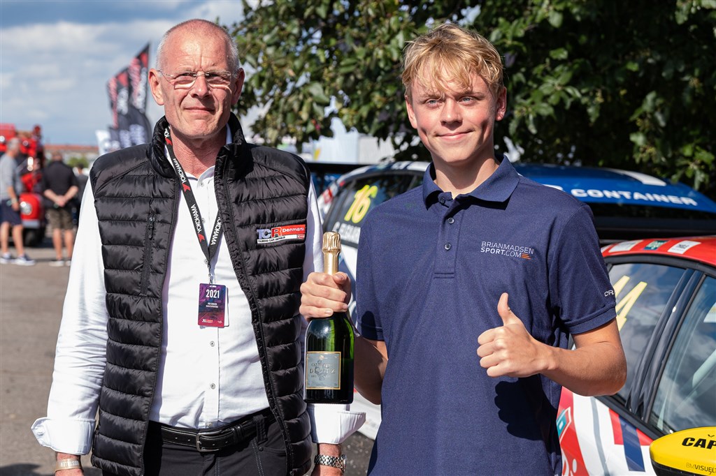 Weekendens vinder i U23 blev igen Gustav Birch, som virkelig tog bybanen på Bellahøj til sig. Her er Birch og TCR Denmarks Head of Operations, Per Eriksen.
(Foto: TCR Denmark/Kim Gripping/Boxengasse.dk)